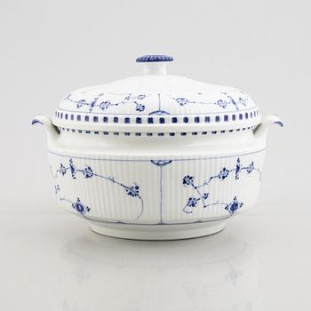 A 'Blue Fluted' / 'Musselmalet rifflet' porcelain tureen with cover, Royal Copenhagen, early model, 19th century.
