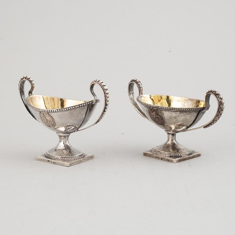 Arvid Floberg och PA Sjöberg, saltkar, 2 st snarlika, silver, Stockholm 1799 och 1823. Sengustavianska.