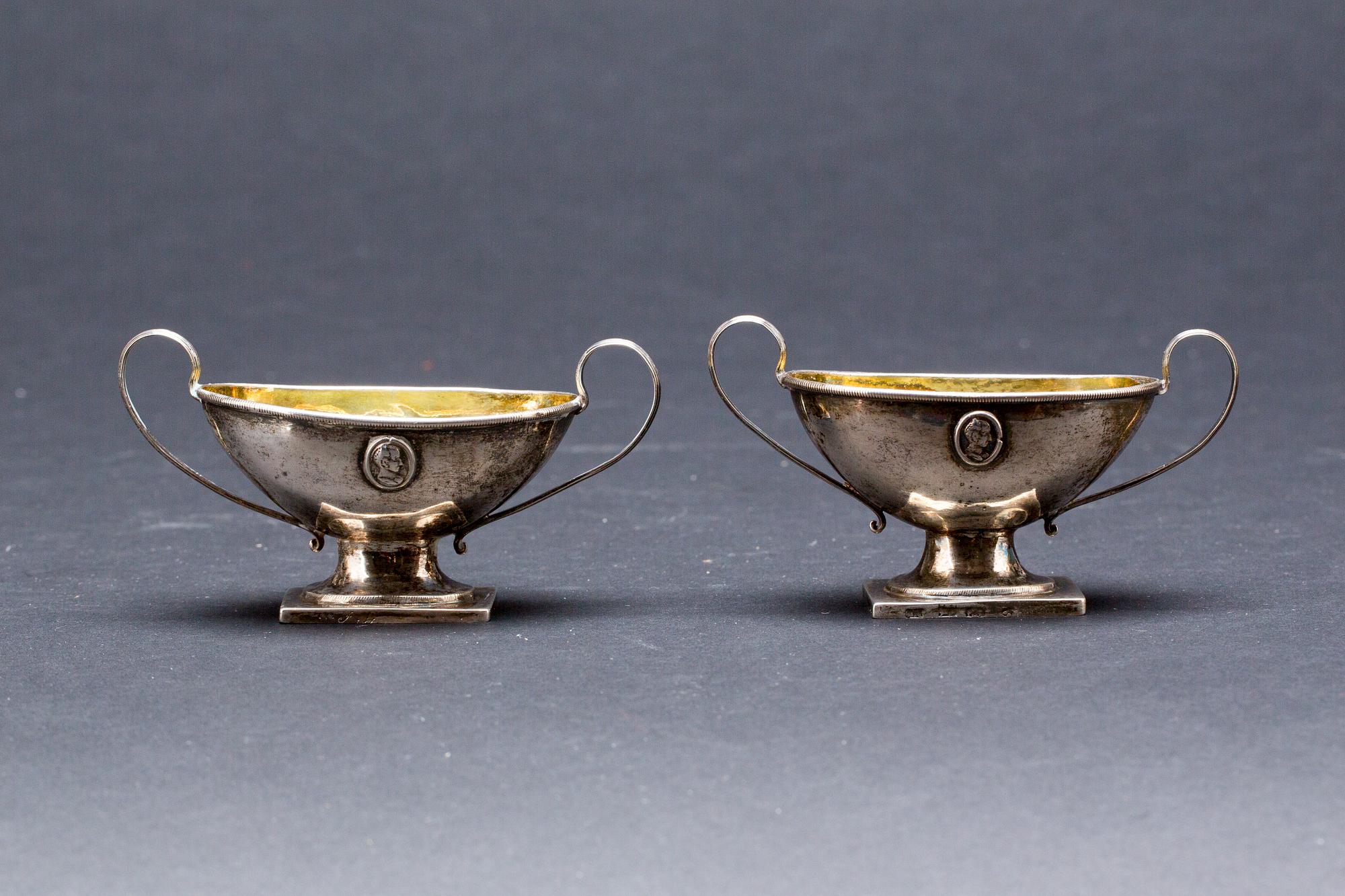 SALTKAR, ett par, silver, Empire, 1800-talets början. Vikt ca 66 gram.