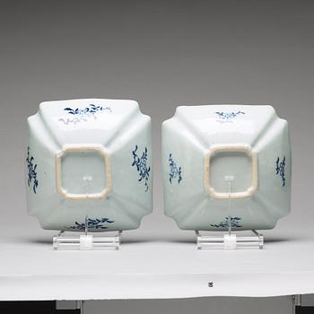 A pair of blue and white salad bowls, Qing dynasty, Qianlong (1736-95).