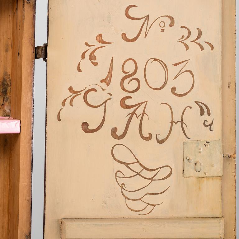 HÖRNSKÅP, allmoge, omkring år 1800.