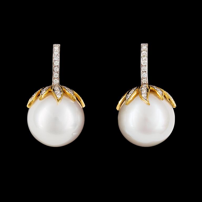 EARRINGS, brilliant cut diamonds and cultured South sea pearls, 16,4 mm.