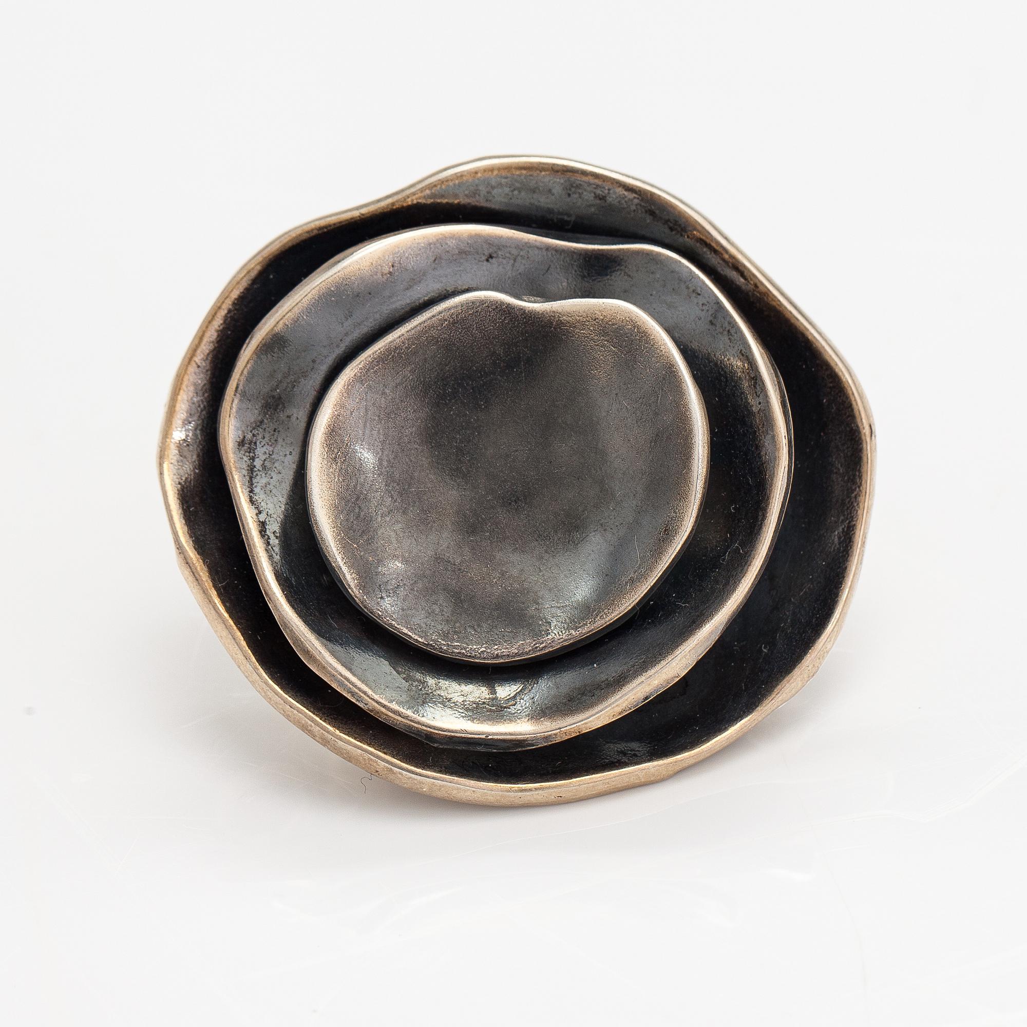 Liisa Vitali, Riipus "Gardenia", hopeaa. Westerback, Helsinki 1974.