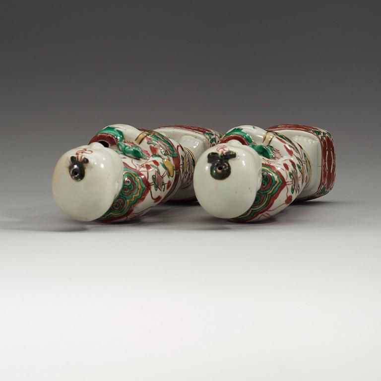 A pair of famille verte figures, Qing dynasty, Kangxi (1662-1722).