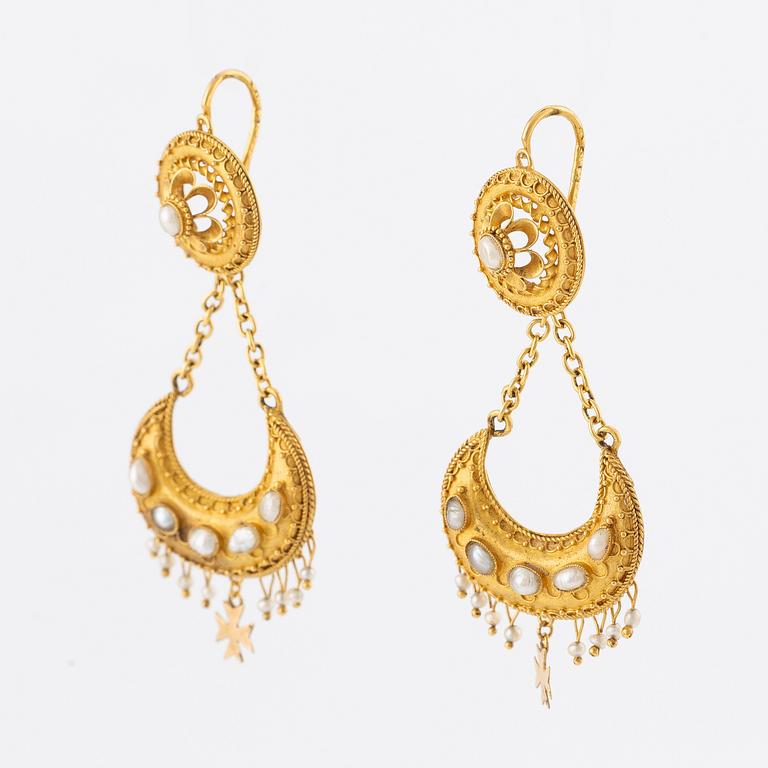 Ett par örhängen 18K guld med pärlor.