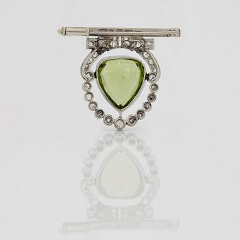 BROSCH med en droppformad fasettslipad peridot samt gammalslipade diamanter.