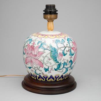 LAMPOR, 2 st, porslin, 1900-talets första hälft.