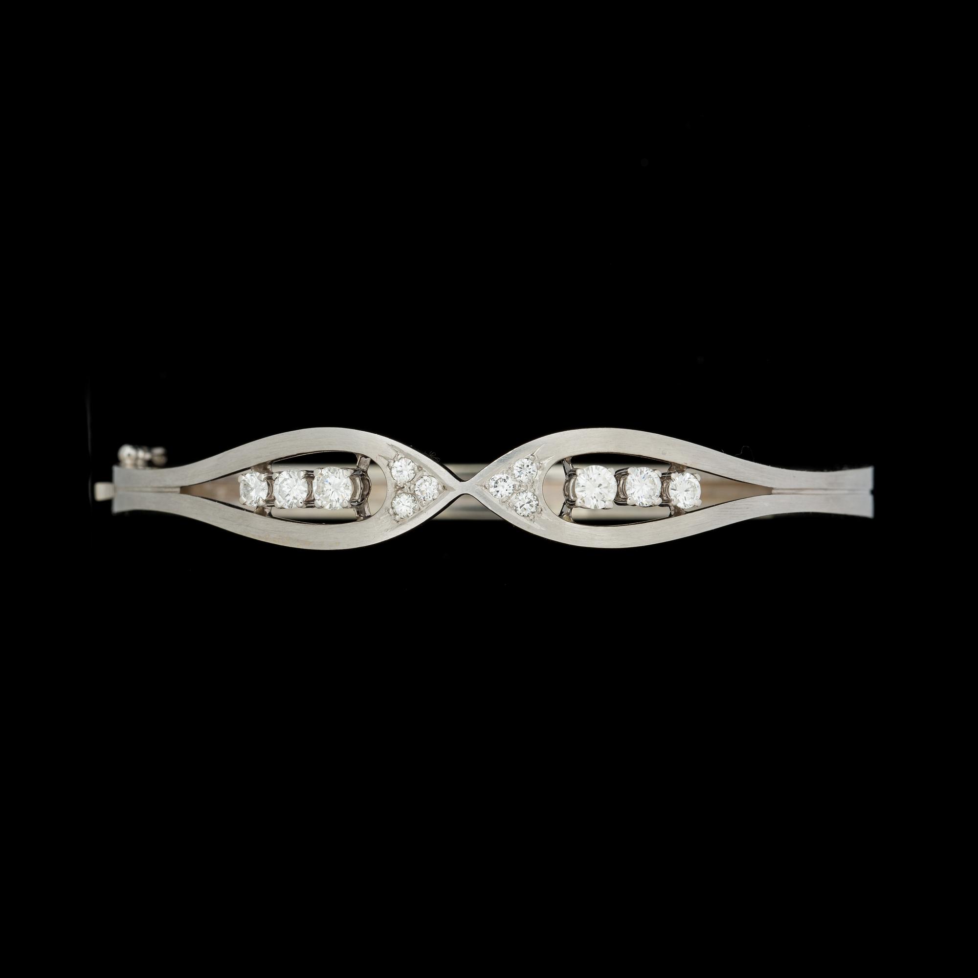 ARMRING, 18 k vitguld med briljantslipade diamanter ca 0,84 ct. Vikt ca 21 g.