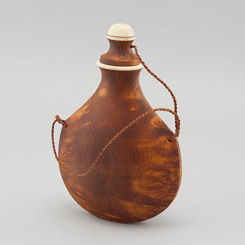 A flask by Thore Sunna, signed.