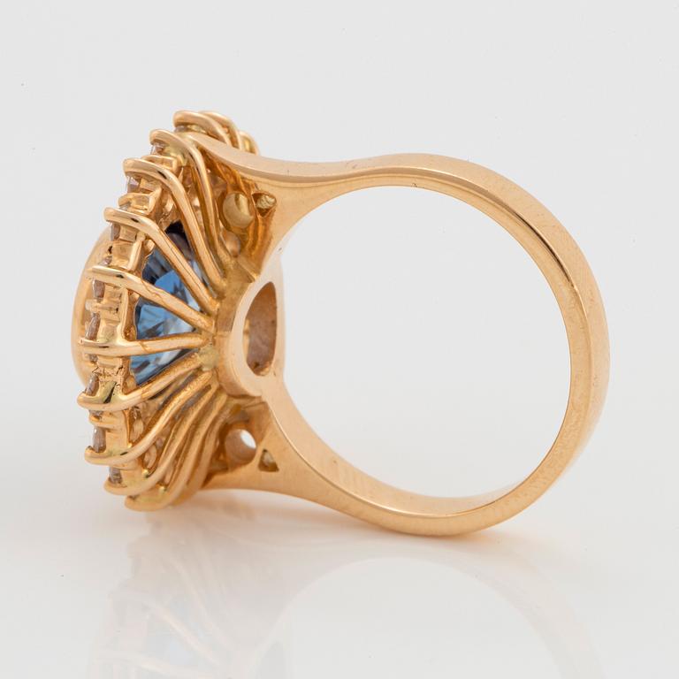 An 18K gold ring set with a faceted sapphire ca 3.50 cts and round brilliant-cut diamonds.