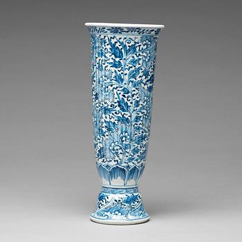 890. A blue and white vase, Qing dynasty, Kangxi (1662-1722).