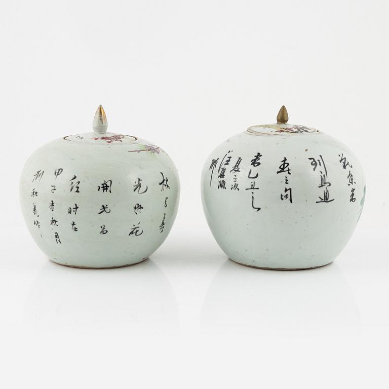 A pair of porcelain urns with covers, China, early 20th century.