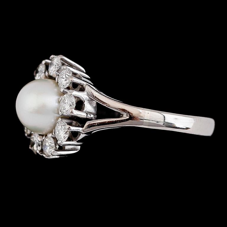 RING, 18 k guld, 9 briljantslipade diamanter tot ca 0.72 ct, odlad pärla, svenska stämplar RGW, 1961.