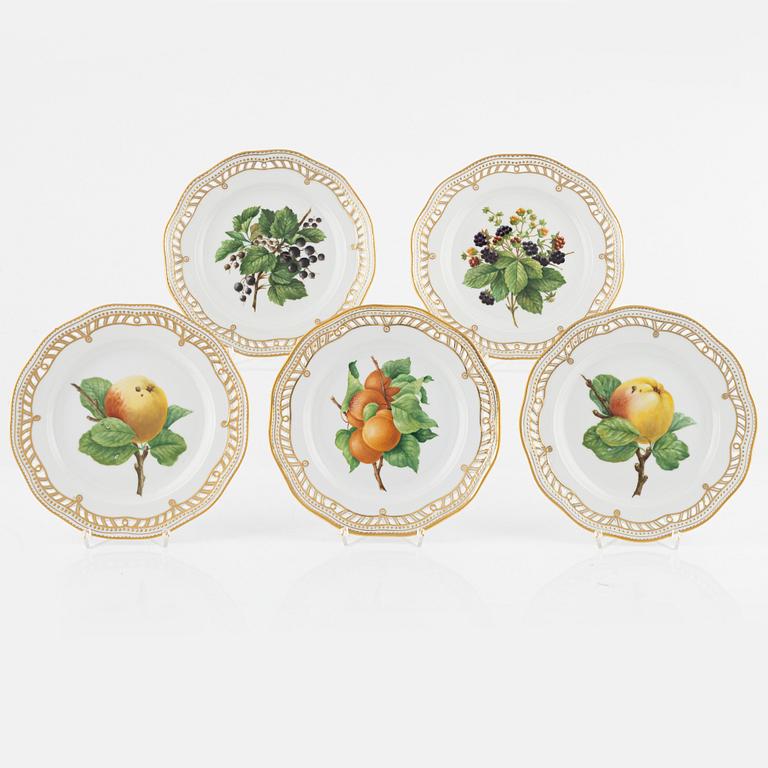 Eight pieces of a "Flora Danica" (Hausmålerai) service, Royal Copenhagen, Denmark.