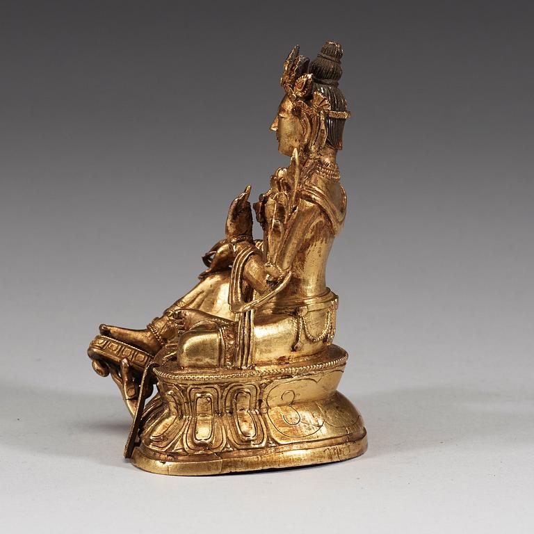 GRÖN TARA, förgylld brons. Sittande på dubbel lotustron, Sinotibetansk, 1700-tal.