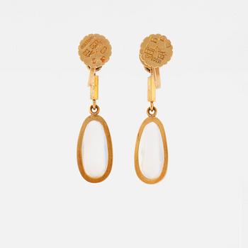 Wiwen Nilsson, ett par örhängen 18K guld med cabochonslipade månstenar, Lund 1947.