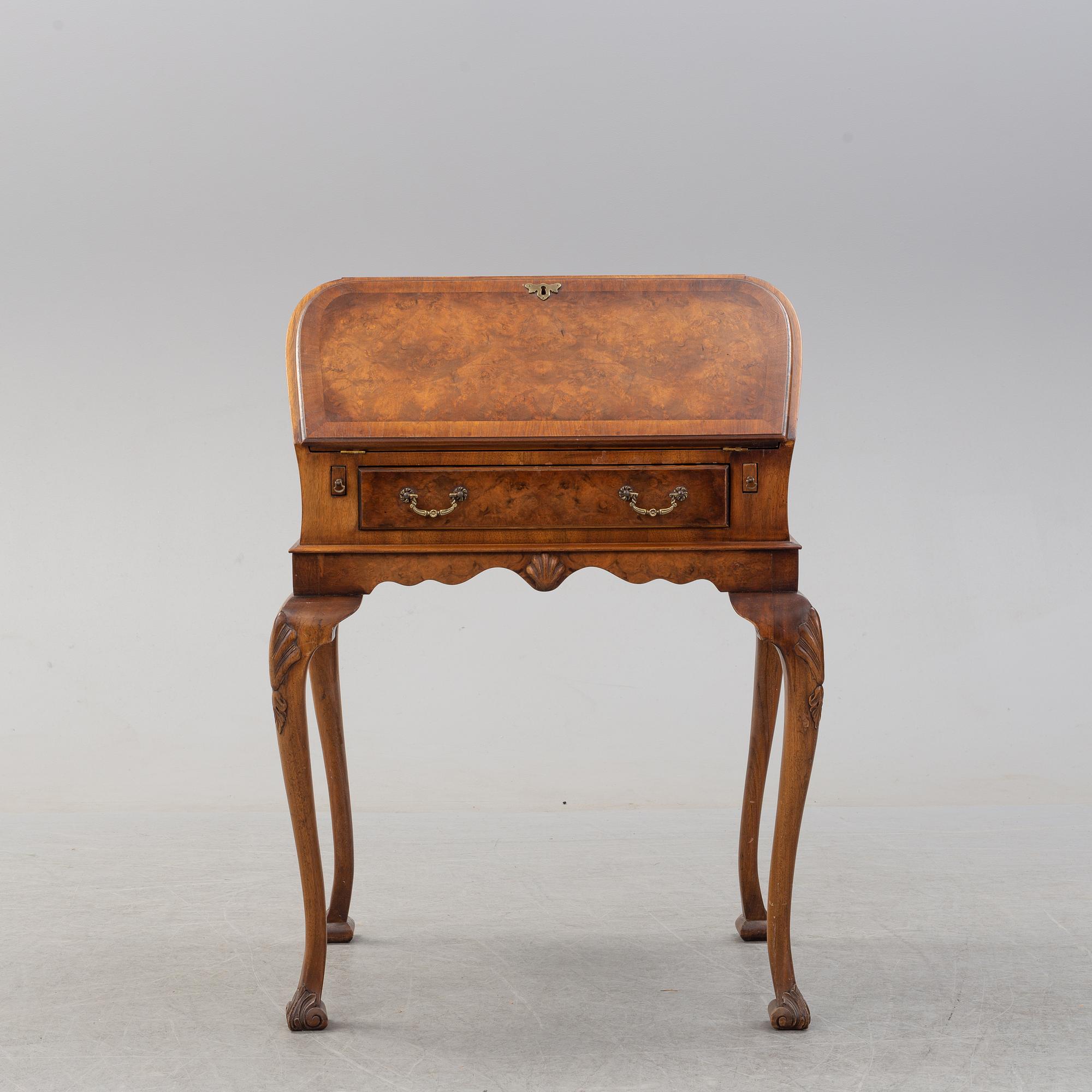 SECRETAIRE, Queen Anne-style, England, 20th century.