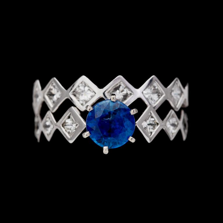 RING (2 st), blå safir, 1.20 ct, samt prinsesslipade diamanter, tot. 1.20 ct.