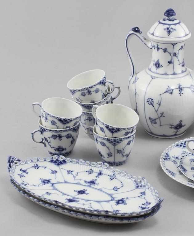 KAFFESERVIS, 23 delar, porslin, "Musselmalet", Royal Copenhagen, 1900-talets andra hälft.