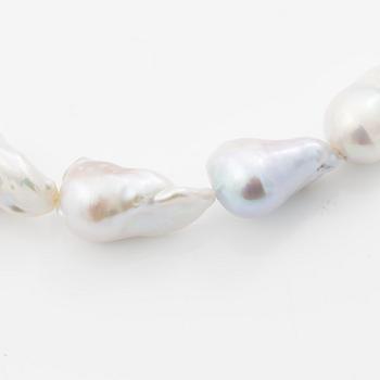 Necklace with cultured baroque freshwater pearls and an 18K white gold clasp.