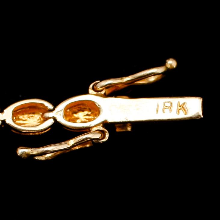 ARMBAND, 18 k guld, med briljanter och blå stenar. Tot vikt ca 9 g.