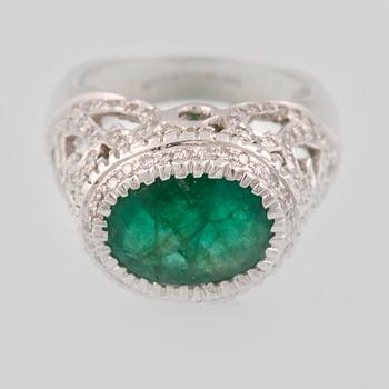 RING, 14K vitguld med ovalslipad smaragd 4.00 ct samt åttkantslipade diamanter 0.55 ct. Vikt 11,6 gram.