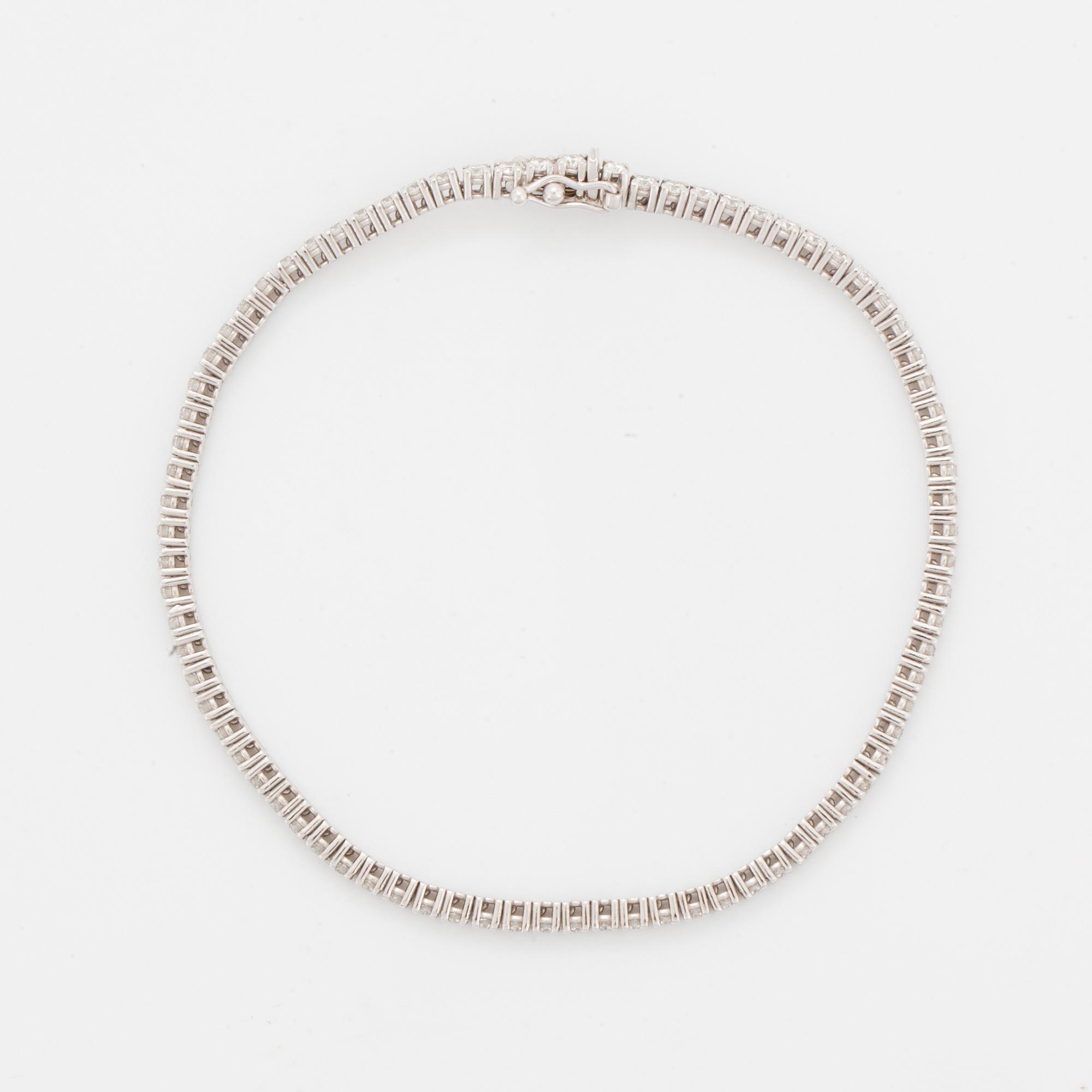 Tennisbracelet with brilliant-cut diamonds.