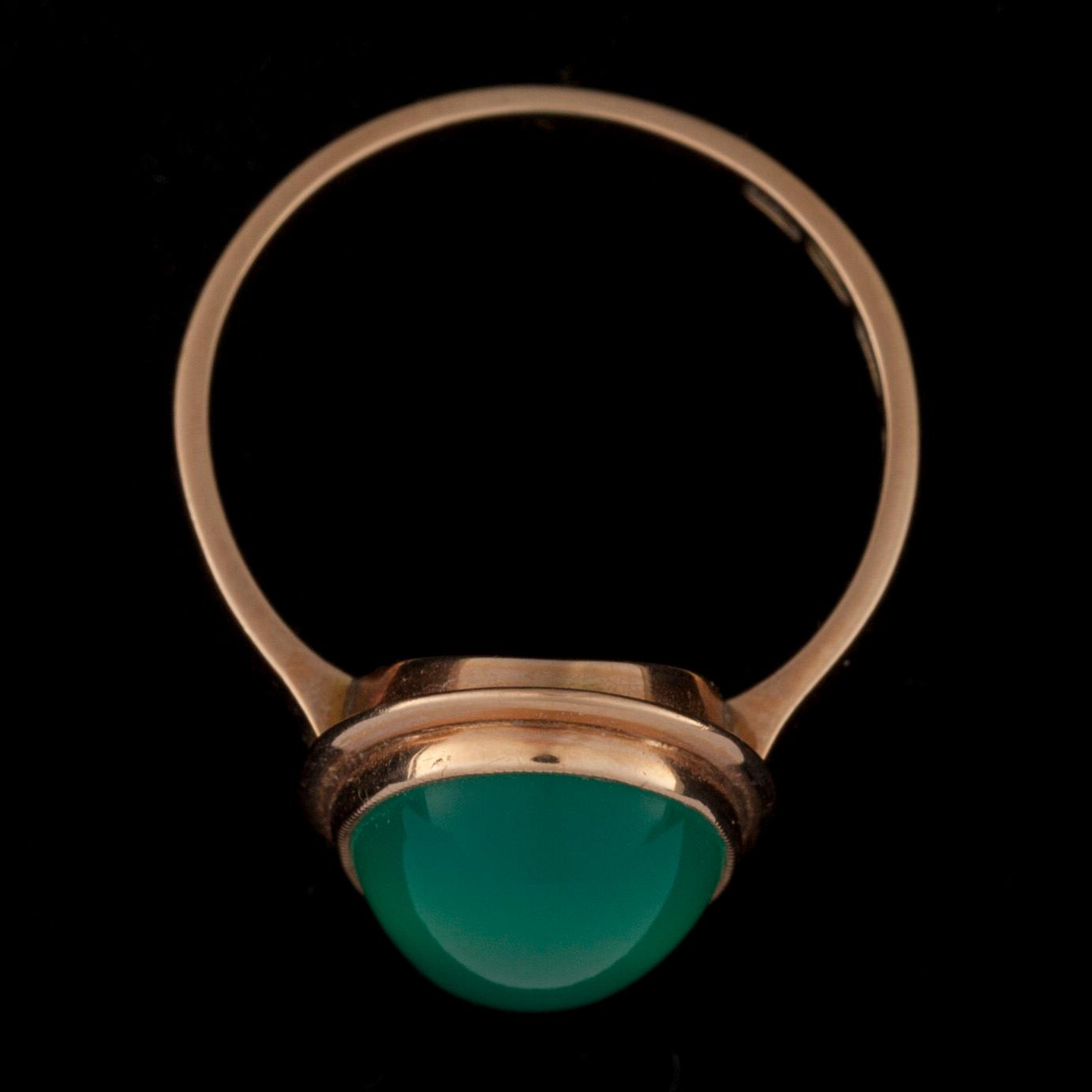 RING, 14K guld, cabochonslipad krysopras. 1954. Vikt ca 3,3 g.