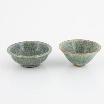 Two Chinese ge glazed ceramic bowls, 20th century.