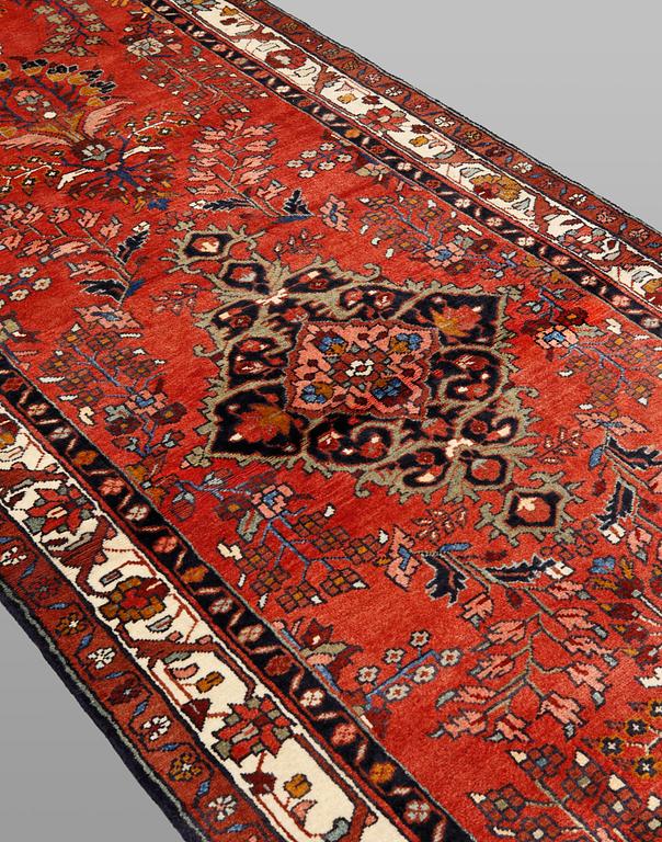 Gallerimatta, Hamadan, ca 440 x 118 cm.
