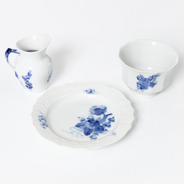 Te- och kaffeservis, 33 delar, porslin. "Blå blomst", Royal Copenhagen, Danmark.