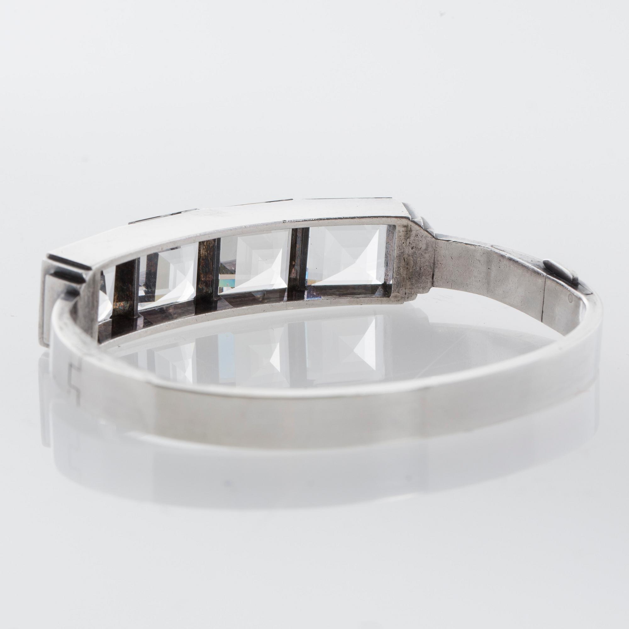 ARMRING, Wiwen Nilsson, Lund, 1947. Sterlingsilver med bergkristaller.