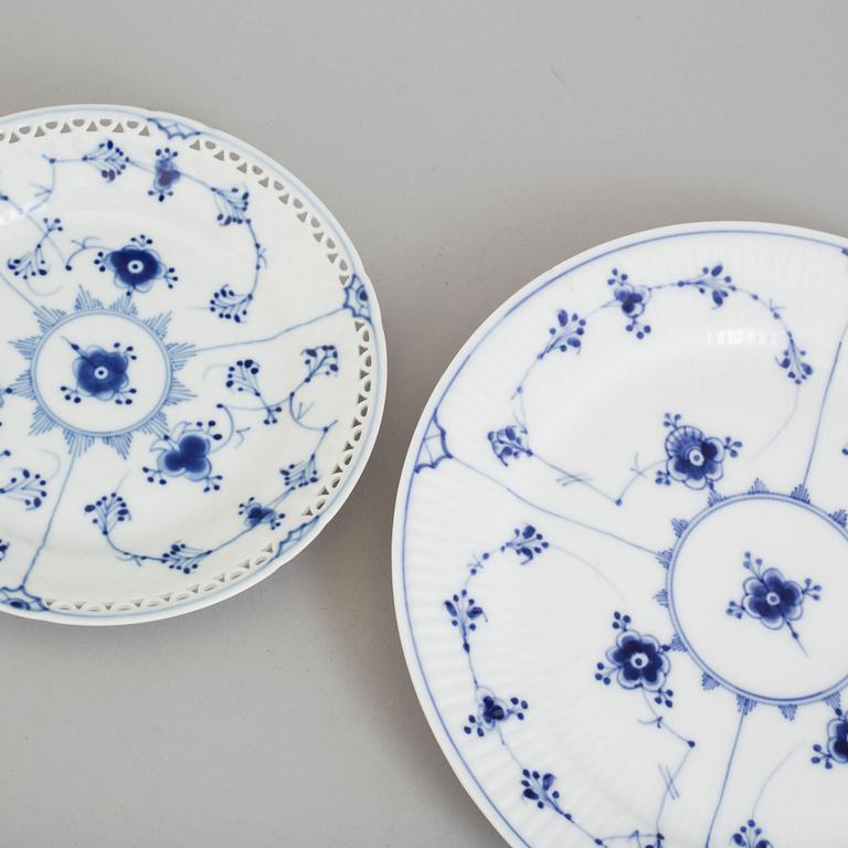 A part tea and coffee porcelain service, 'Musselmalet', Royal Copenhagen and Bing & Gröndal, 20th century (23 pieces).