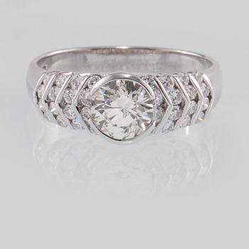 RING, 18k vitguld med briljantslipad diamant ca 0.95 ct samt 32 små briljantslipade diamanter. Vikt 4 g.