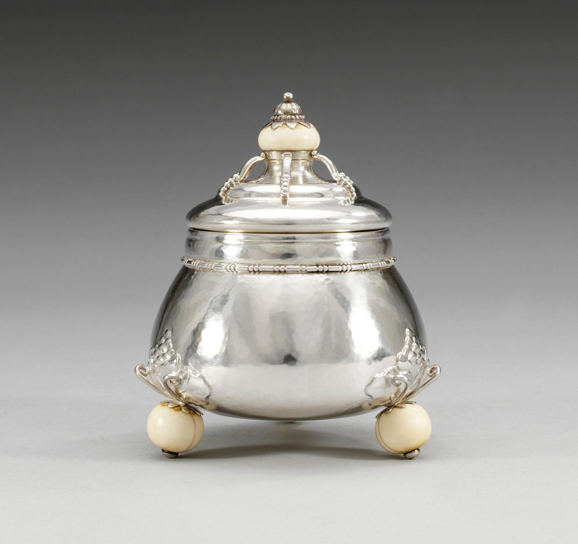 BONBONNIÈRE,silver med knopp och fötter av ben  Köpenhamn 1918.