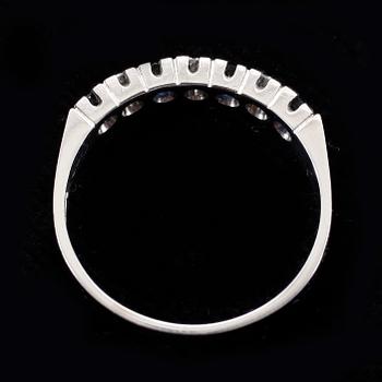 RING, 18k vitguld med safirer och briljantslipade diamanter tot ca0,12ct. vikt 3,2g.