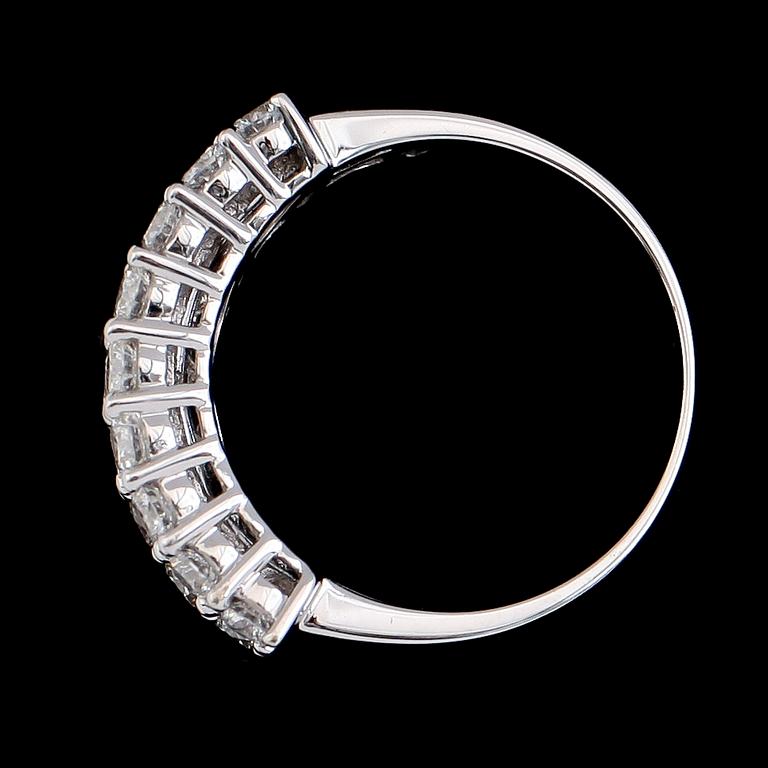 RING, 18K vitguld, diamanter tot ca 2.37 ct. Vikt ca 6 g.