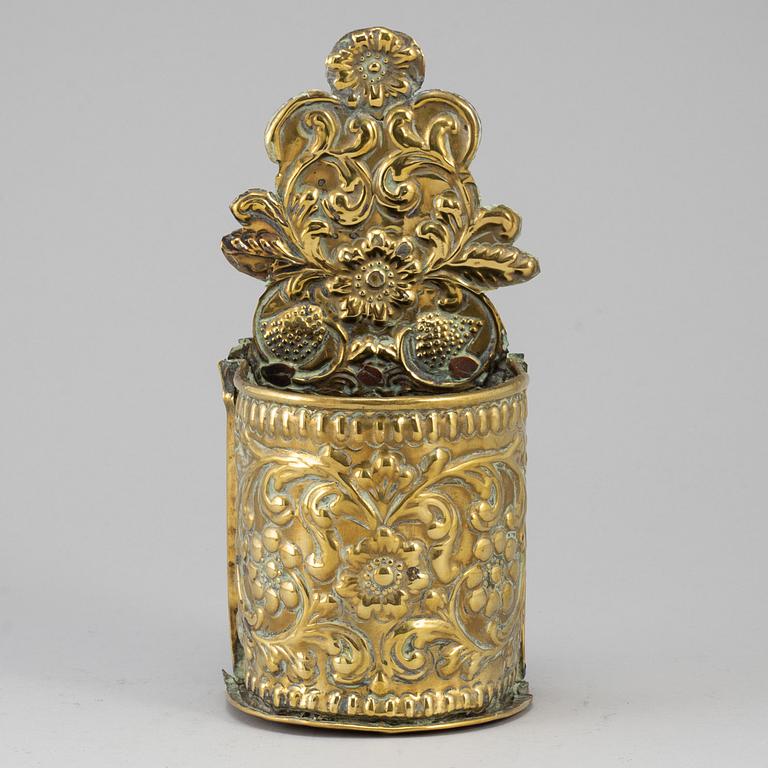 A baroque brass cutlery holder, 17th/18th century.