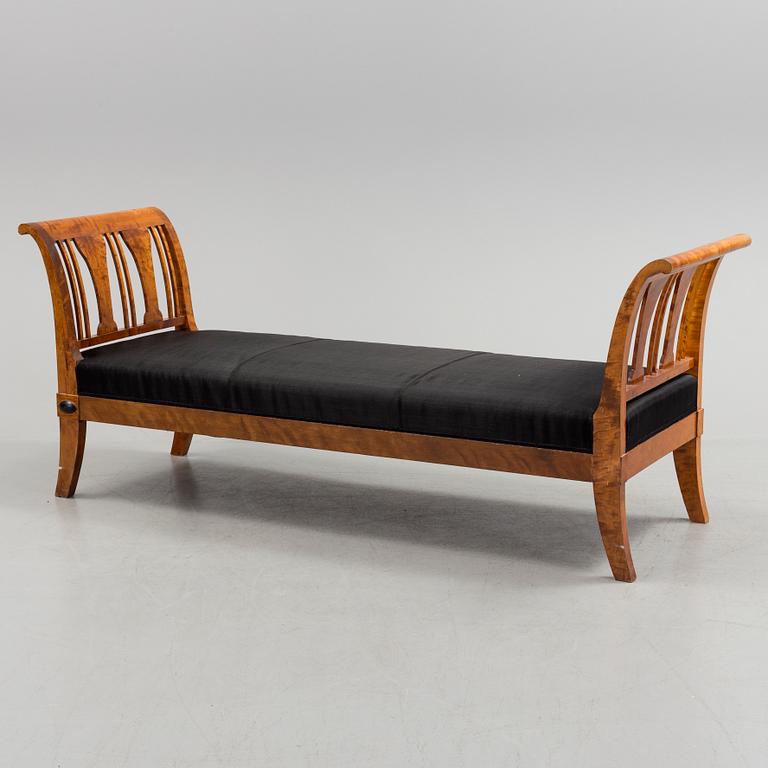 An early 20th century biedermeier-style chaise lounge.