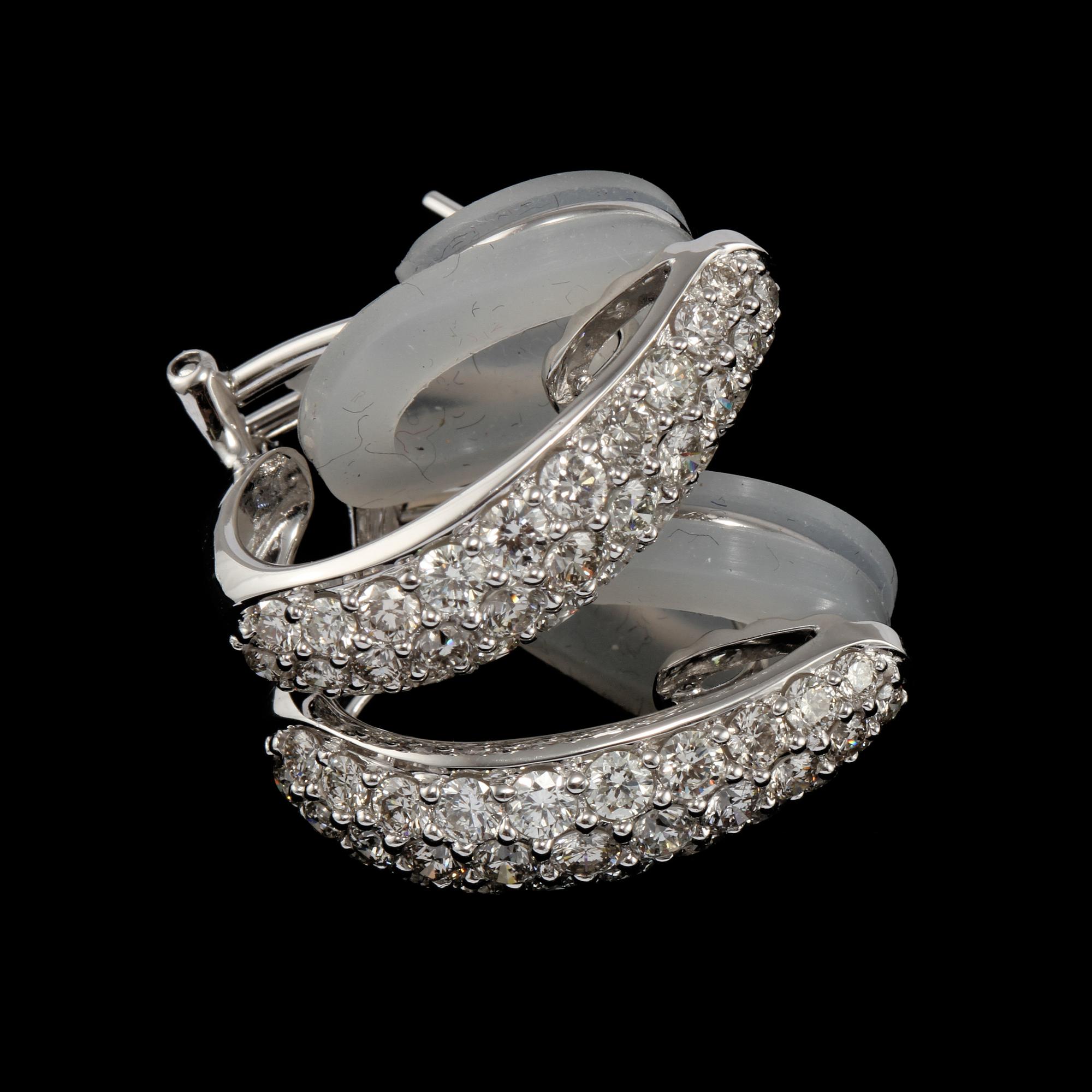 ÖRHÄNGEN, 18k vitguld med briljantslipade diamanter, totalt 1.88 ct. Vikt 6 g.
