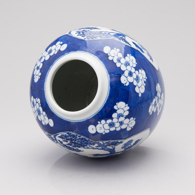 A Chinese porcelain ginger jar from the end of the 19th century.