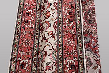 A rug, Tabriz, part silk, 50 Raj, ca 210 x 158 cm.