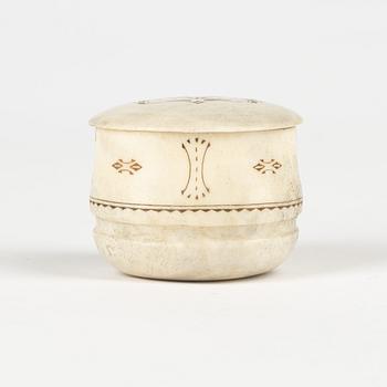 An engraved horn box with lid by THomas Marainen, signed.