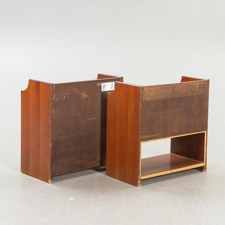 A pair of Italien 1950s/second half mahogany bedside tables.