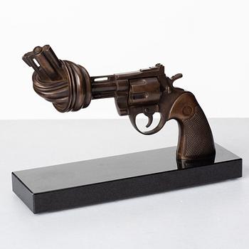 Carl Fredrik Reuterswärd, "Non violence".