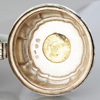 Kanna med lock, famille rose, med silvermontering av Nils Gram d ä, Köpenhamn 1756.