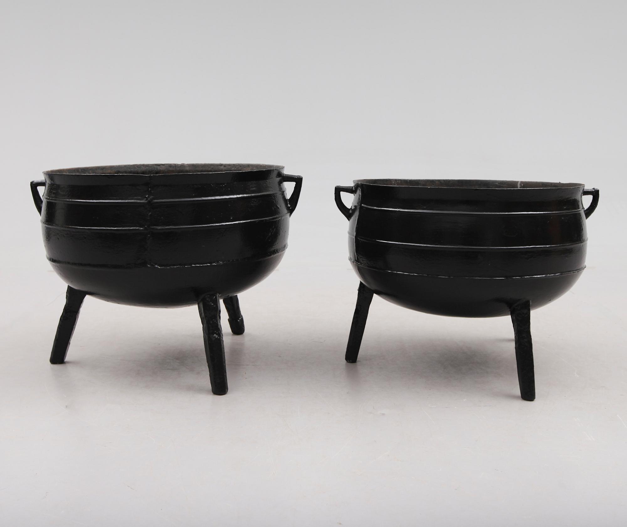 JÄRNGRYTOR, 2 st, gjutjärn, 1900-tal.
