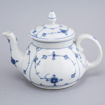 SERVISDELAR, 39 delar, porslin,  "Musselmalet", Porsgrund samt Royal Copenhagen, Norge och Danmark, 1900-tal.