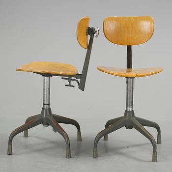 SKRIVBORDSTOLAR, 2 st, industrimodell, Lindqvist verkstads AB,  1900-talets mitt.