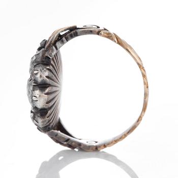 Ring med rosenslipade diamanter.